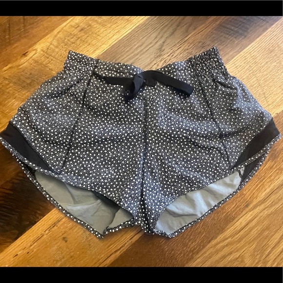 Lululemon Hotty Hot Shorts - Frozen Fizz, Sz 4 - Picture 2 of 16